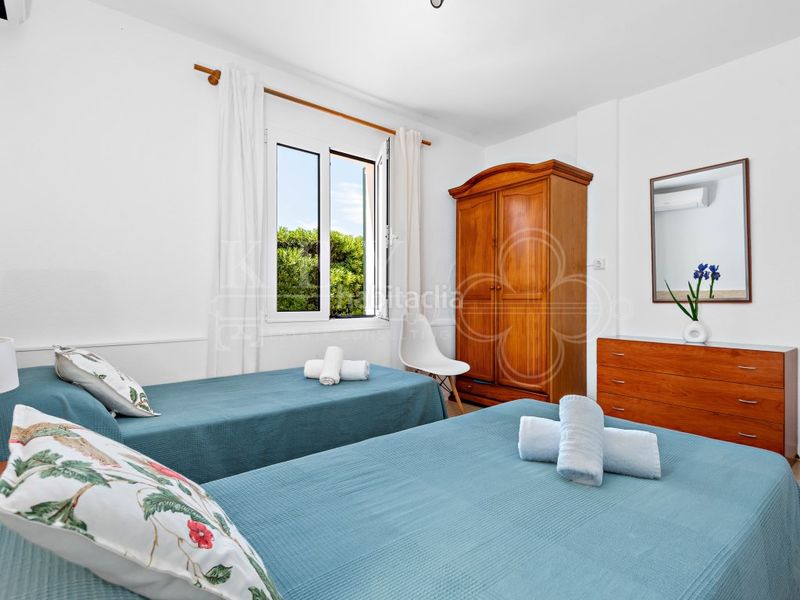 Foto 60d4a5a9-f682-426c-8956-436f126d63c9. Casa amb piscina a Cala Blanca Ciutadella de Menorca