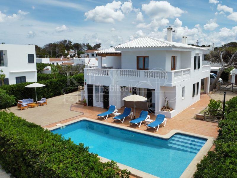 Foto 94dfb949-387a-4822-a9ed-9ac38e2db105. Casa amb piscina a Cala Blanca Ciutadella de Menorca