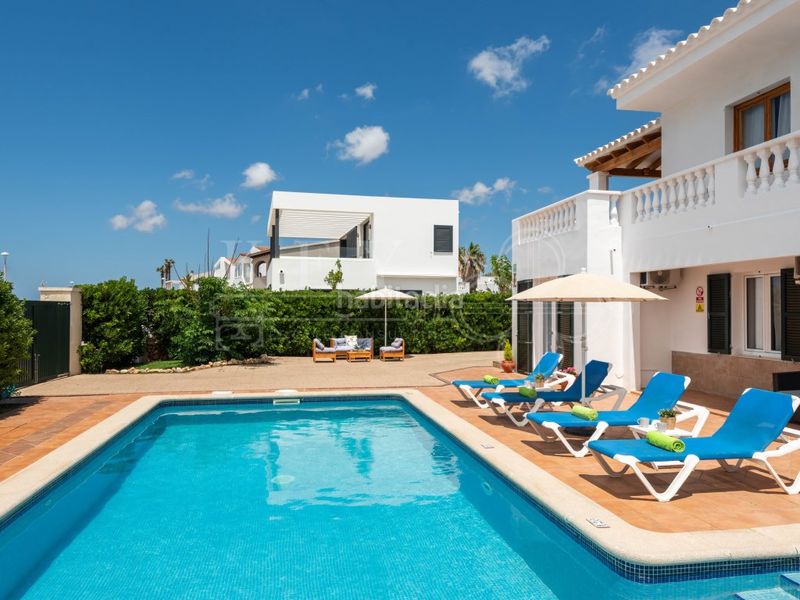 Foto f870ed89-8a59-433f-ac0f-c3683ea0e480. Casa amb piscina a Cala Blanca Ciutadella de Menorca