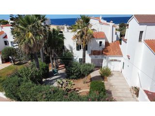 Chalet in Cala Blanca. Villa adosado con vistas al mar, independiente y potencial de pi