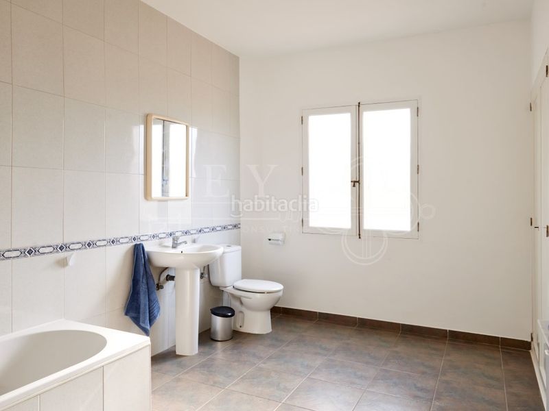 Foto b8922265-b1db-4f11-9483-fd4610b51cfe. Xalet amb aparcament piscina a Cala Blanca Ciutadella de Menorca