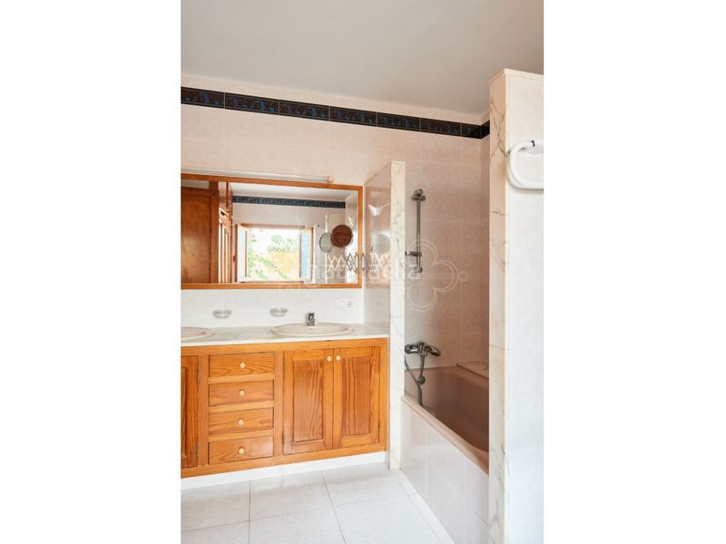 Foto dd271050-a85c-412a-a4cc-a7f42f498b3e. Xalet amb aparcament piscina a Cala Blanca Ciutadella de Menorca