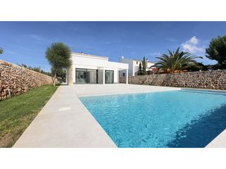 Xalet a Cala Blanca. Chalet independiente con piscina privada y jardín terminado, cal