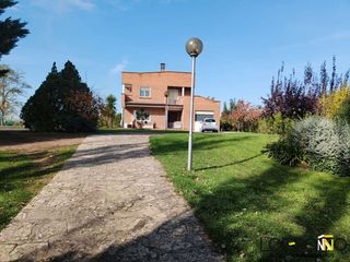 Casa a Alberite. Casa independiente con gran parcela en alberite