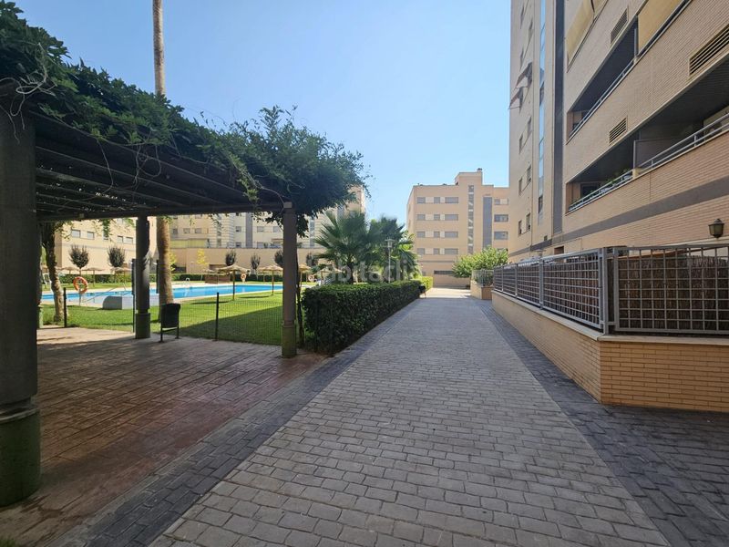 Foto 11e7a359-becb-4cdc-97b9-c01b11638cbe. Piso  de 121 m2 con dos grandes terrazas, piscina, garaje y trastero en avenida de la ilustración en Granada