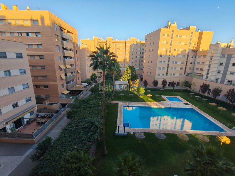 Foto 2f7e9c22-90a2-43dc-914c-b530ee54d38a. Piso  de 121 m2 con dos grandes terrazas, piscina, garaje y trastero en avenida de la ilustración en Granada