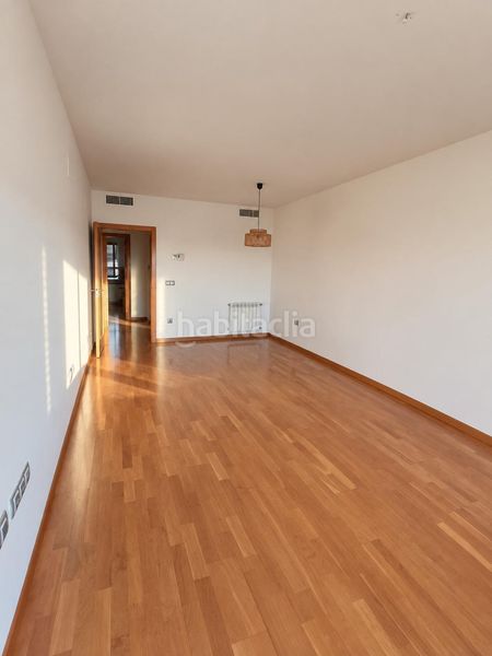 Foto 39575510-3cbc-4539-91be-88784f00a454. Piso  de 121 m2 con dos grandes terrazas, piscina, garaje y trastero en avenida de la ilustración en Granada