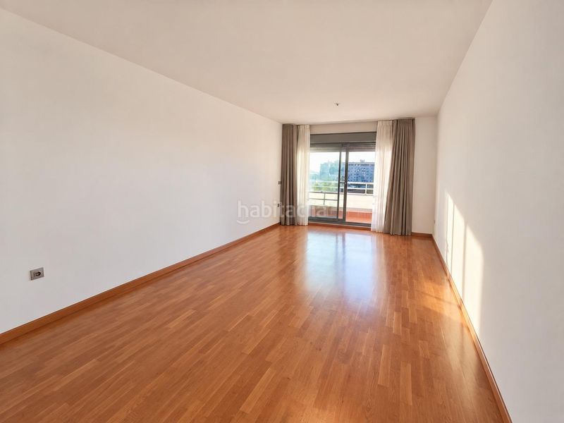Foto 86abaa95-9e08-44f0-bf50-55b1b7b88313. Piso  de 121 m2 con dos grandes terrazas, piscina, garaje y trastero en avenida de la ilustración en Granada