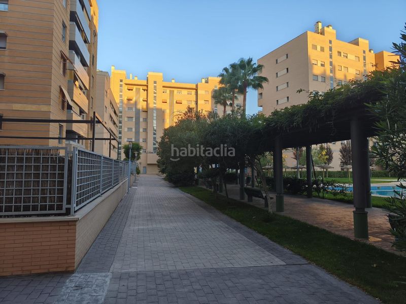 Foto c13020da-598c-40a2-bff3-29369af47c6c. Piso  de 121 m2 con dos grandes terrazas, piscina, garaje y trastero en avenida de la ilustración en Granada