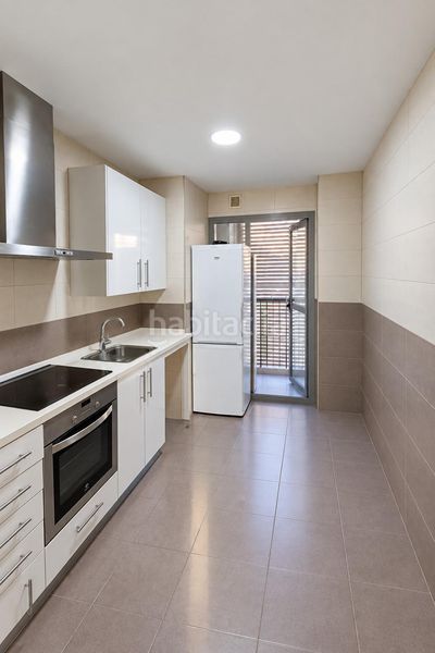 Foto d2a8e6ea-b8cd-43c7-807a-e044dc5e50f7. Piso  de 121 m2 con dos grandes terrazas, piscina, garaje y trastero en avenida de la ilustración en Granada