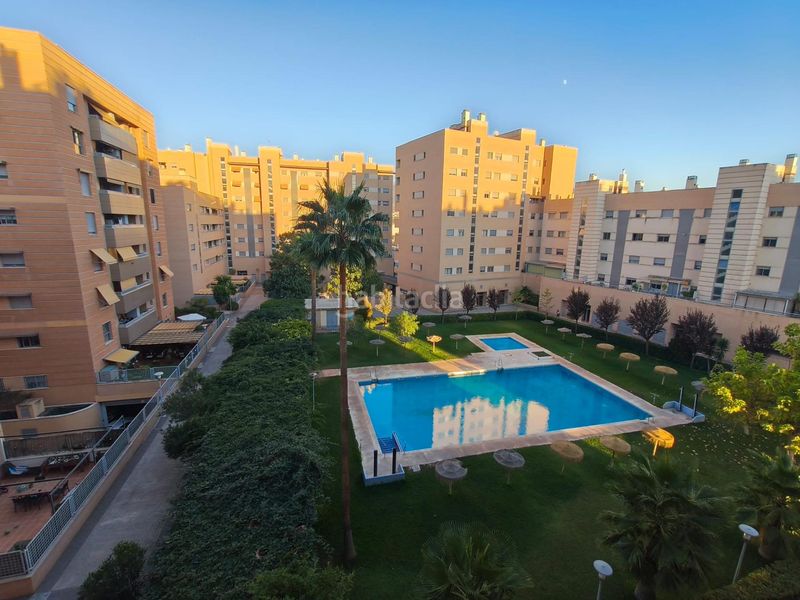 Foto d70b95fb-9806-4318-ad13-bd8c8c313205. Piso  de 121 m2 con dos grandes terrazas, piscina, garaje y trastero en avenida de la ilustración en Granada