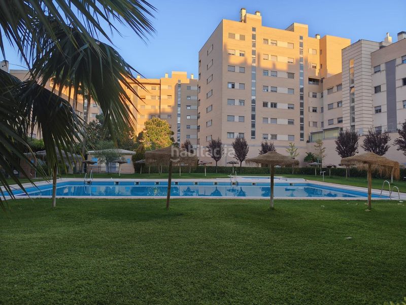 Foto e03d111a-5712-40ee-a034-de35bbda9094. Piso  de 121 m2 con dos grandes terrazas, piscina, garaje y trastero en avenida de la ilustración en Granada