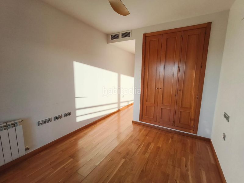 Foto e368b176-9444-4462-9717-a98628a0e397. Piso  de 121 m2 con dos grandes terrazas, piscina, garaje y trastero en avenida de la ilustración en Granada