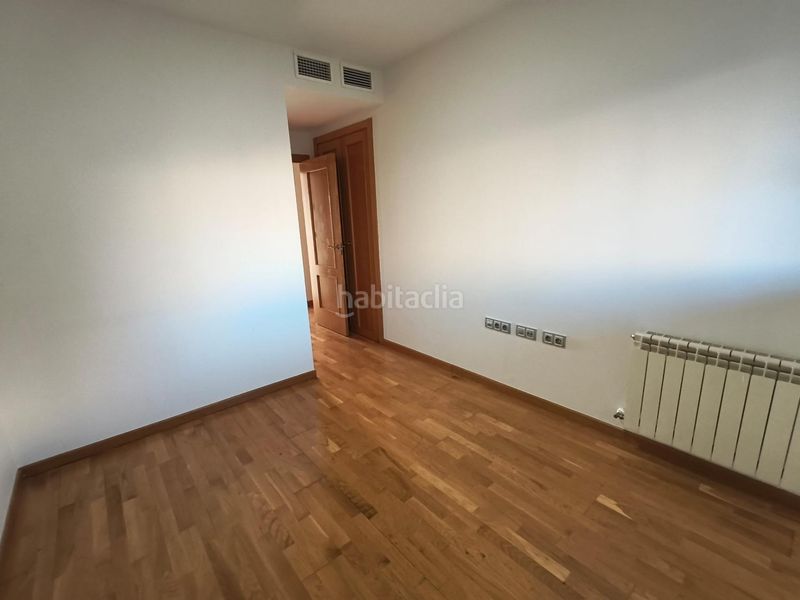 Foto e6b25588-ec4b-40a6-9660-4c5ef10abc9d. Piso  de 121 m2 con dos grandes terrazas, piscina, garaje y trastero en avenida de la ilustración en Granada