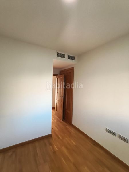 Foto f1c9b8c4-0663-427d-a499-61af3b45643e. Piso  de 121 m2 con dos grandes terrazas, piscina, garaje y trastero en avenida de la ilustración en Granada