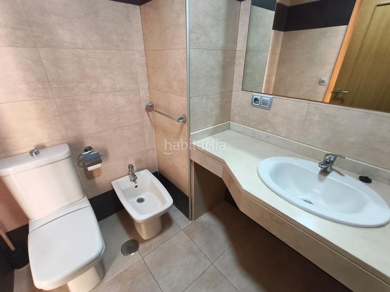 Foto f4c7e83b-a5c9-4e3b-b7a2-5b05e7efc337. Piso  de 121 m2 con dos grandes terrazas, piscina, garaje y trastero en avenida de la ilustración en Granada