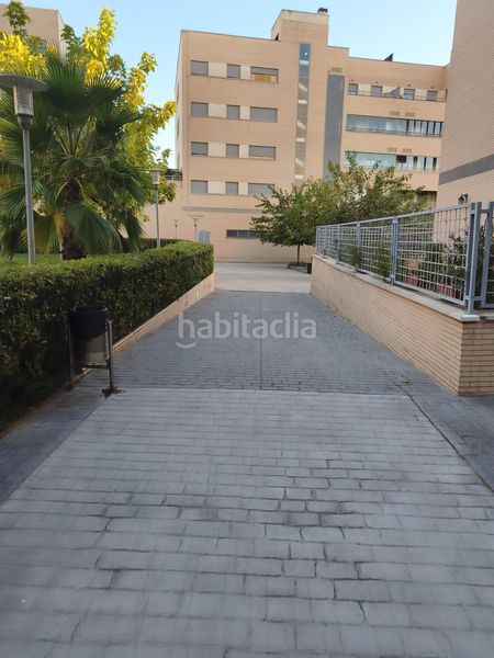 Foto f4eab940-a575-43e4-8408-00337729462d. Piso  de 121 m2 con dos grandes terrazas, piscina, garaje y trastero en avenida de la ilustración en Granada