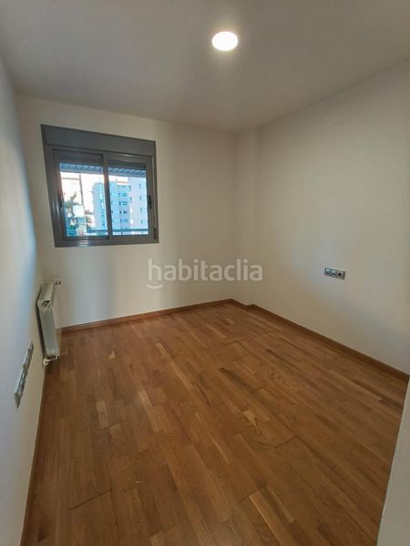 Foto ffb154ad-5cf2-4284-98b2-7a8bde051d57. Piso  de 121 m2 con dos grandes terrazas, piscina, garaje y trastero en avenida de la ilustración en Granada
