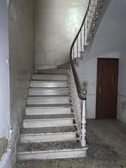 Casa en Pinos Puente. Casa señorial con local comercial y un sinfín de posibilidades e