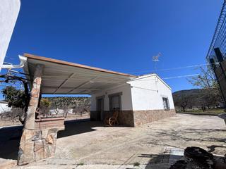 Masia  Diseminado. Finca reformada en castillo de locubín  donde la vida huele a ce