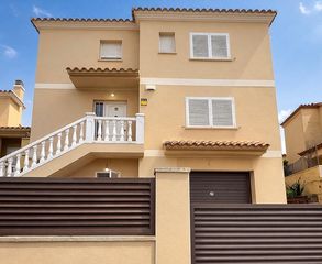 Casa  Carrer eliseu meifrèn. Exclusiva vivienda a reformar en mas d’en serra