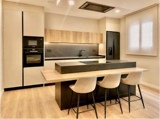 Casa adosada  Carrer de josep llanza. Exclusiva vivienda reformada al lado de la rambla