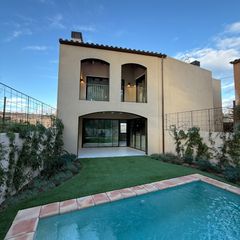 Haus  Carrer l'avi rajoler. Casa obra nueva aislada, esquinera. 225 m2. jard�n y piscina pri. Neubau
