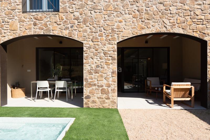 Foto 8c6fbdd4-998d-43e9-8789-b12de15e1918. Casa adossada 173m<sup>2</sup> amb xemeneia calefacció aparcament piscina a Pals