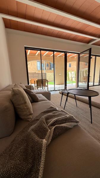 Foto 908cefa4-c118-4040-b6ce-50c601e589a7. Casa adossada 173m<sup>2</sup> amb xemeneia calefacció aparcament piscina a Pals