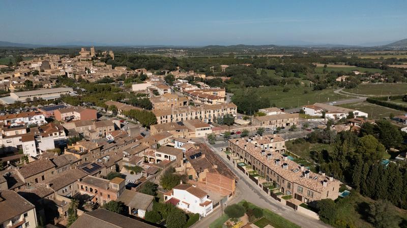 Foto 3c34bb82-6ffc-4777-b867-f1c3c2534189. Casa adossada 189m<sup>2</sup> amb calefacció aparcament piscina a Pals
