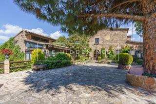 Masia a Sentmenat. Masia con negocio