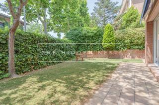 Casa adossada a Colomer. Adosada esquinera con jardn y terraza en parc central