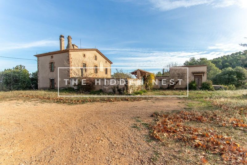 Foto cf6f583e-c942-4f61-8aa2-5c27a46f20b0. Masia a Gelida