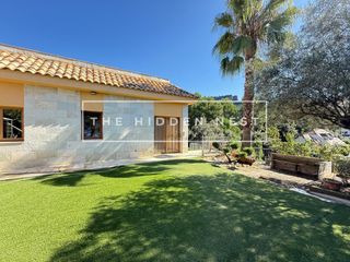 Casa a Matadepera. Casa con jard�n, 6 habitaciones, garaje y ascensor privado, en m