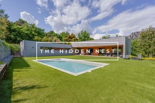 Xalet a Matadepera. Casa de diseño moderno con gran parcela, piscina y privacidad en