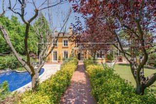 House in Valldoreix. Una residencia con alma florentina en valldoreix, sant cugat del