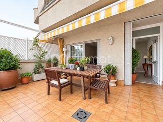 Maison à Centre. Casa de 3 plantas con garaje y terraza con vistas al mar en sant