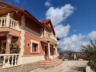 Casa a Confrides. Chalet grande con piscina .