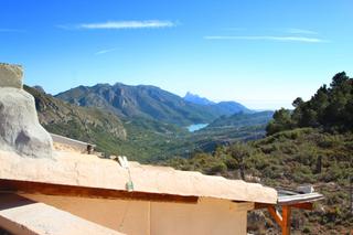 Casa a Confrides. Tres casas dominando el valle