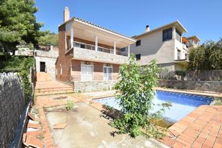Chalet in Canyelles. En venta! amplia y luminosa casa con jardín y piscina en canyell