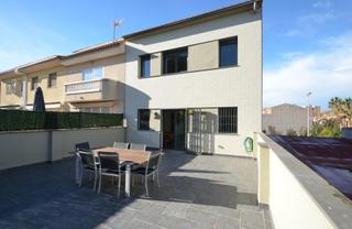 Casa adossada a La Geltrú-Sant Jordi. Casa adosada en venta en zona residencial