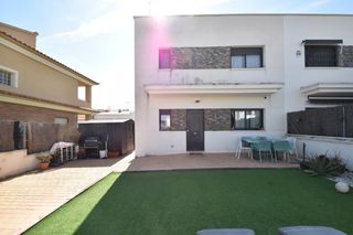 Casa adossada a Cunit Residencial. Casa esquinera seminueva con jard�n a 5 min de la playa