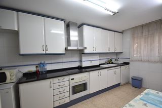 Pis a Centrevila. Luz natural todo el día, 4 habitaciones y parking en la fisa la