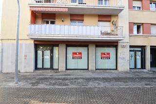 Rent Business premise in Calle conxita soler 12. Local esquinero a tres bandas en alquiler