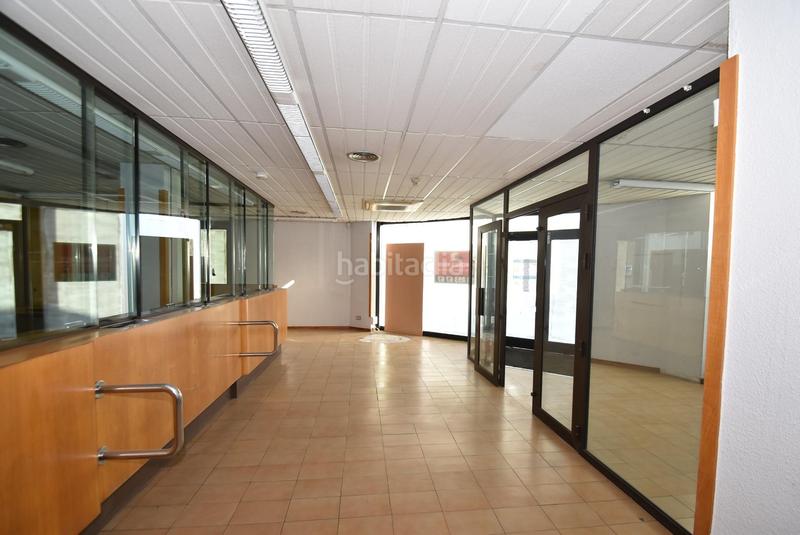 Foto 20c6a839-30f0-4933-b5c9-e066d9dc608e. Alquiler local comercial en calle casernes 34 local esquinero en alquiler, gran fachada en Vilanova i la Geltrú