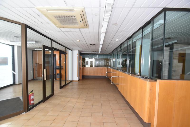 Foto 303e0493-01ca-4b55-a246-c5fc854d2be8. Alquiler local comercial en calle casernes 34 local esquinero en alquiler, gran fachada en Vilanova i la Geltrú