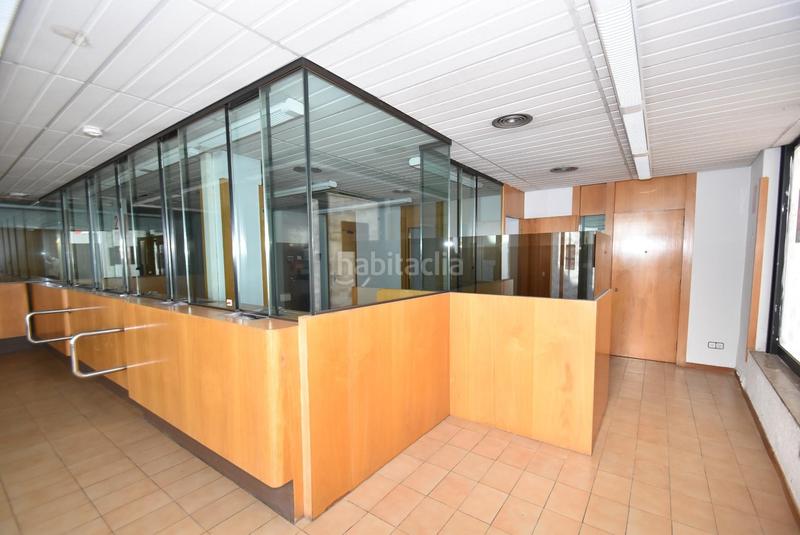 Foto bd5a912e-4c48-40ab-a085-33771d15f8f6. Alquiler local comercial en calle casernes 34 local esquinero en alquiler, gran fachada en Vilanova i la Geltrú