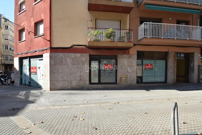 Foto bfc9a041-7fce-4f64-9823-400aa8c1cf0b. Alquiler local comercial en calle casernes 34 local esquinero en alquiler, gran fachada en Vilanova i la Geltrú