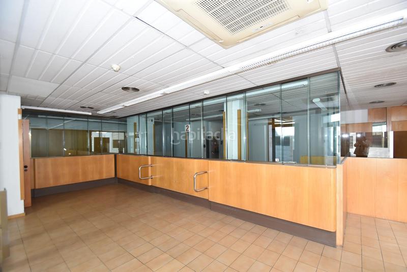 Foto dfe6ba1c-be42-4130-908c-e8c54b18da67. Alquiler local comercial en calle casernes 34 local esquinero en alquiler, gran fachada en Vilanova i la Geltrú