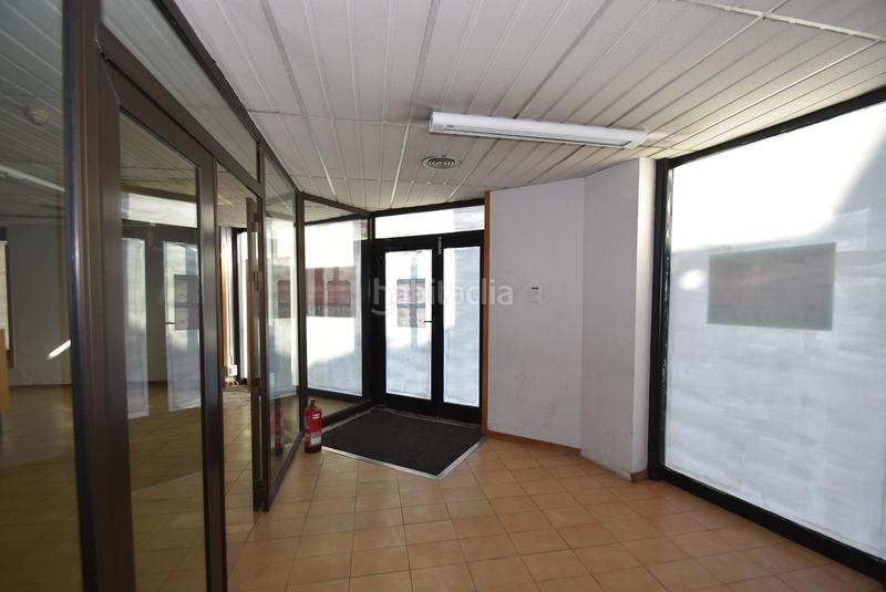 Foto e0a6c6fd-284d-40b6-8bca-37d04f74ef4b. Alquiler local comercial en calle casernes 34 local esquinero en alquiler, gran fachada en Vilanova i la Geltrú